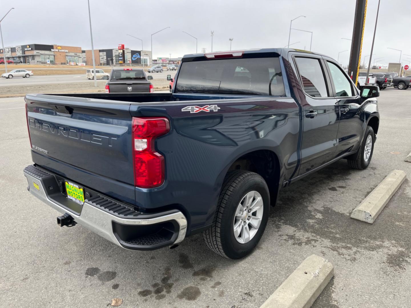 2022 BLUE /Black CHEVROLET SILVERADO 1500 LT (3GCUYDEDXNG) with an 5.3L engine, Automatic transmission, located at 1960 Industrial Drive, Wasilla, 99654, (907) 274-2277, 61.573475, -149.400146 - Photo#4